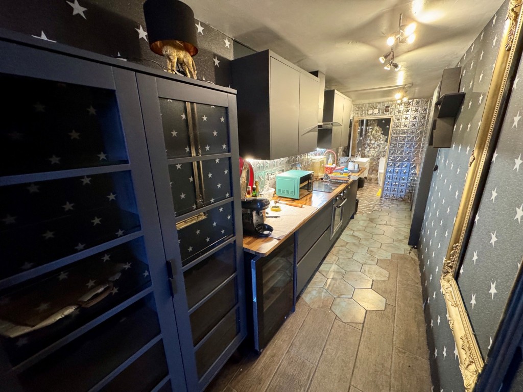 Lot: 53 - ONE-BEDROOM MAISONETTE CLOSE TO AMENITIES - Kitchen